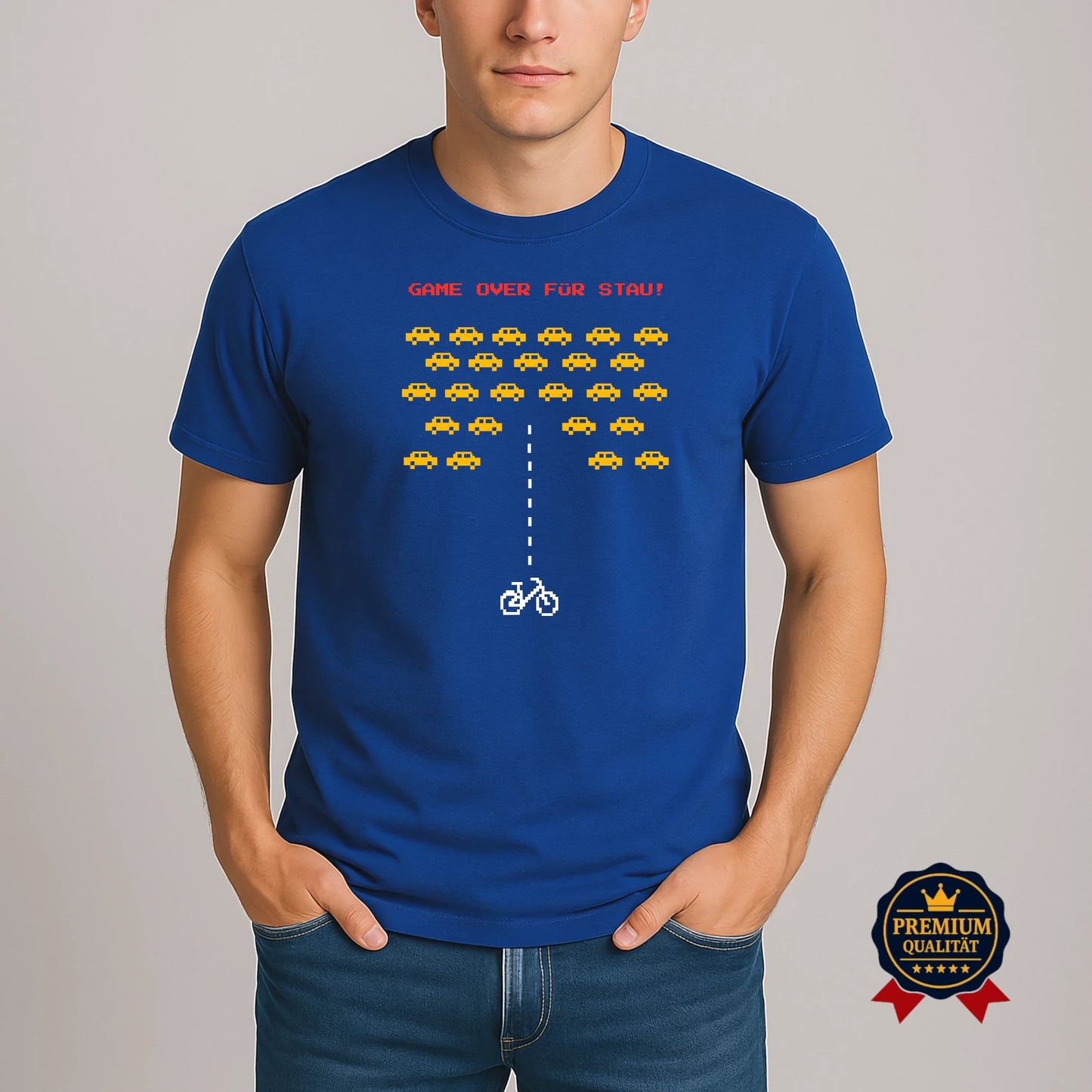 Royalblaues T-Shirt mit Auto Invaders Design "Game Over für Stau" – Retro Pixel-Art, perfekt für Fahrrad- und Gaming-Fans.