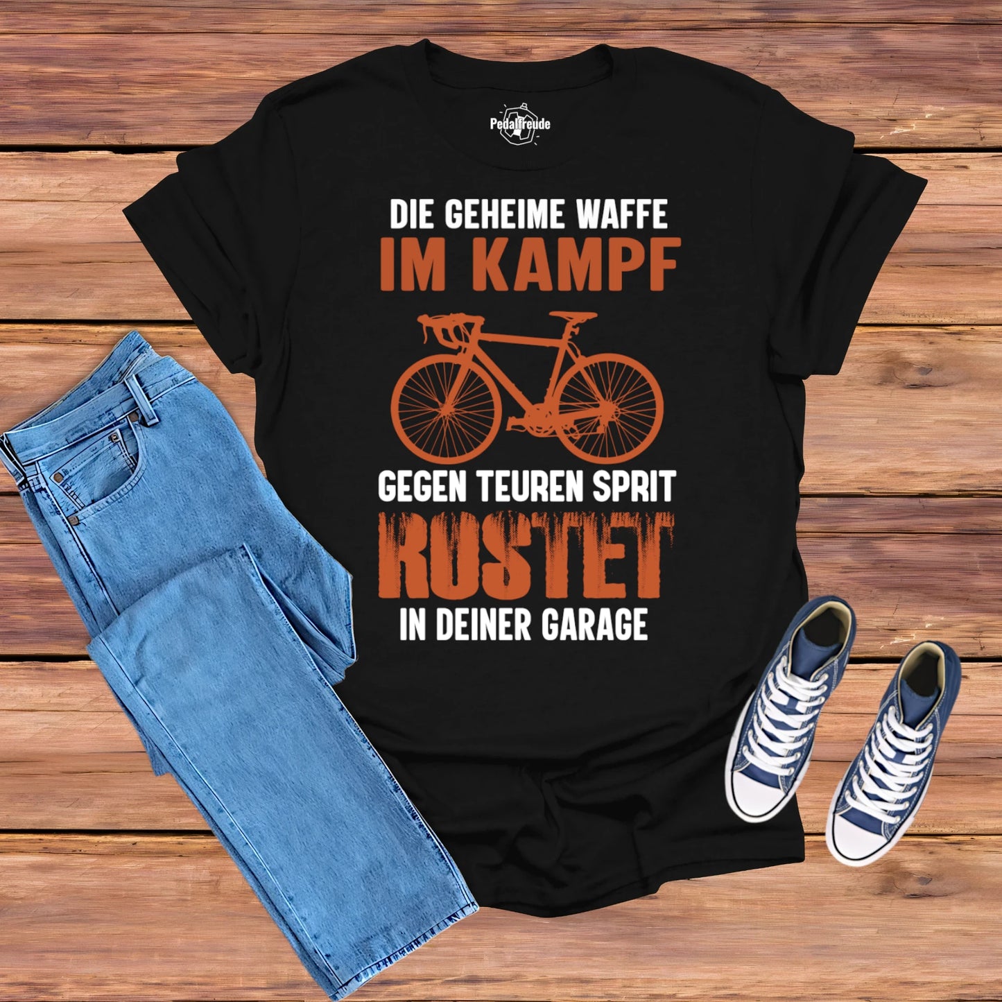 Schwarzes T-Shirt mit Vintage-Fahrrad-Design und dem Spruch 'Die geheime Waffe im Kampf gegen teuren Sprit – rostet in deiner Garage'
