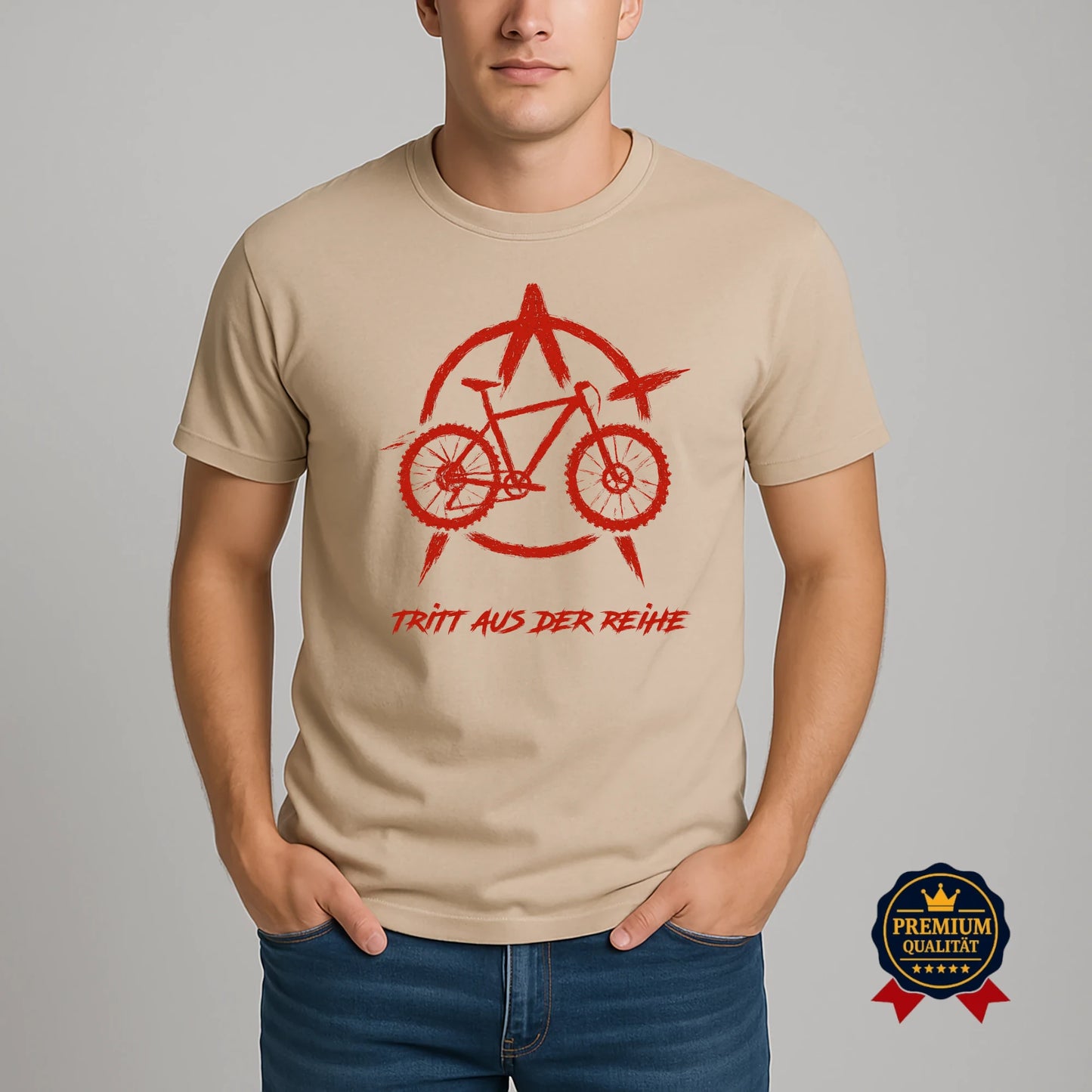 Beiges Fahrradshirt mit rotem Anarchie-Bike-Motiv, getragen von Modell – auffälliges Statement für alternative Radfahrer:innen