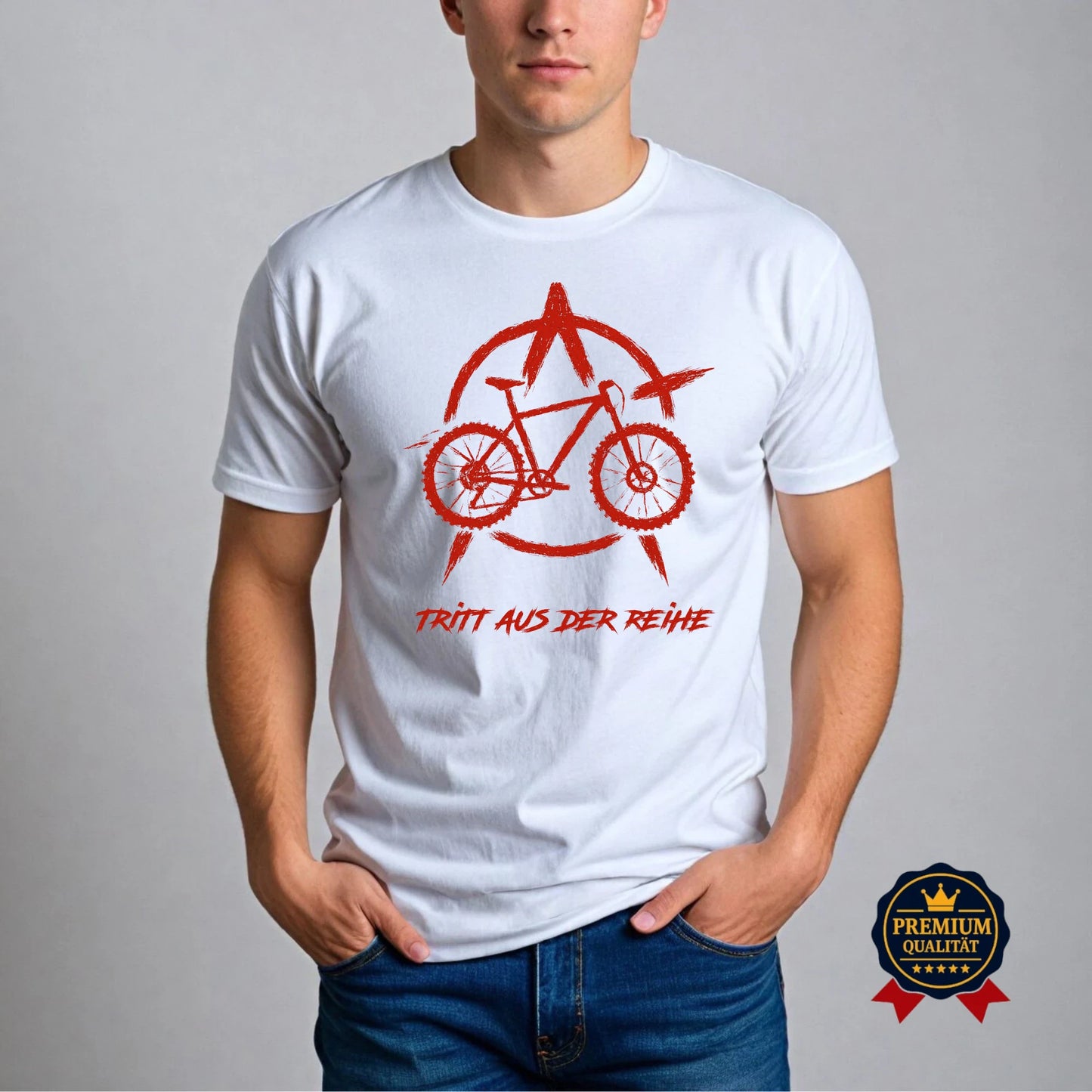 Weißes Fahrradshirt mit rotem Anarchie-Bike-Design, getragen von Modell – starkes Statement für freiheitsliebende Radfahrer