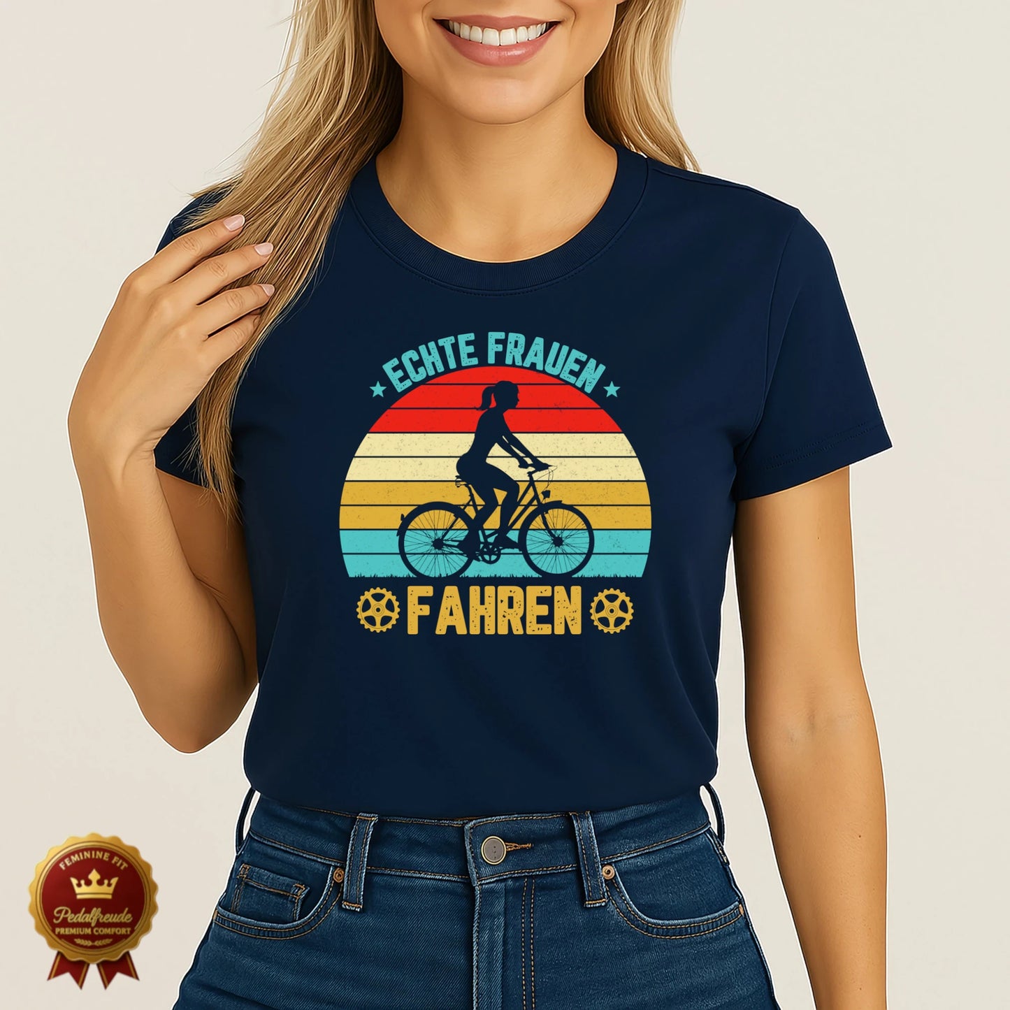 Dunkelblaues Damen T-Shirt mit Radfahrerin im Vintage-Stil und Spruch „Echte Frauen fahren“ – authentisch und aktiv