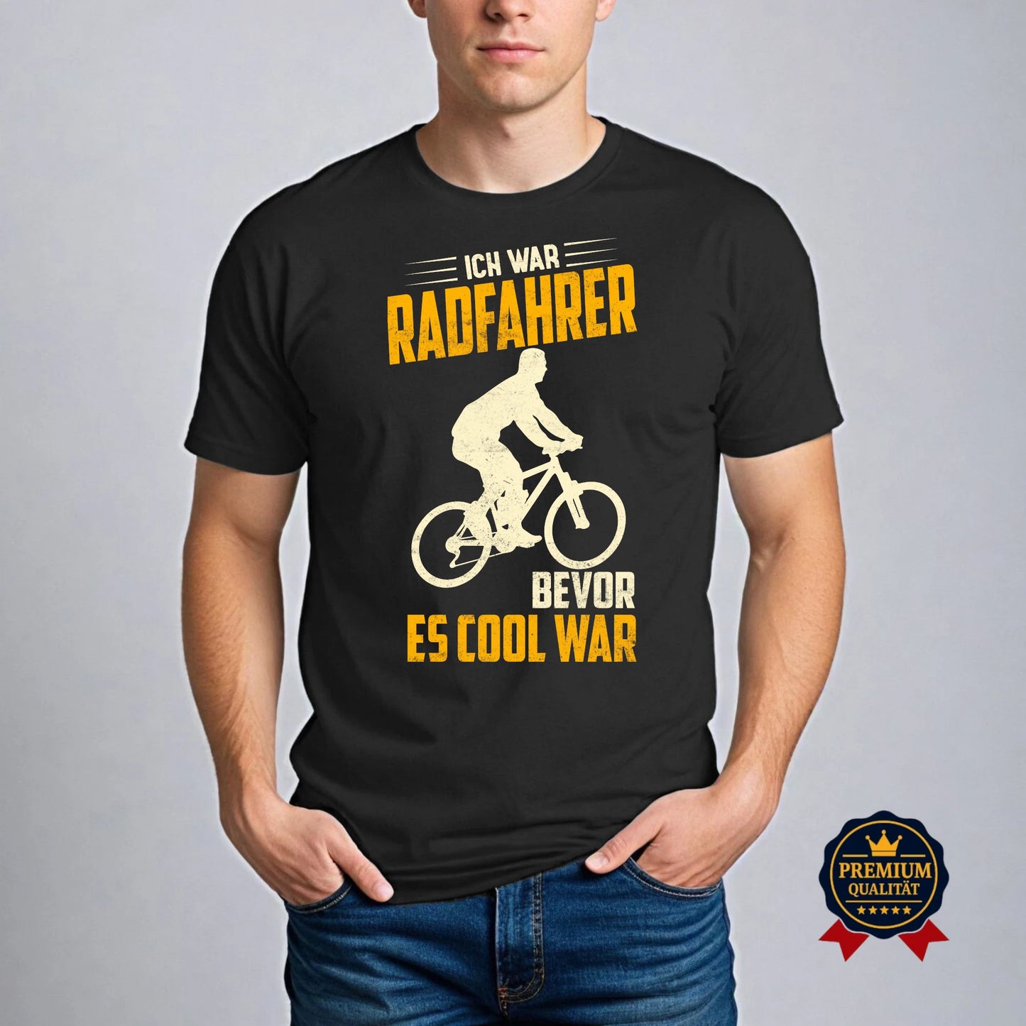 Schwarzes T-Shirt mit Retro-Radfahrer-Design und dem Spruch 'Ich war Radfahrer bevor es cool war' – getragen von einem Mann. Premium Qualität.