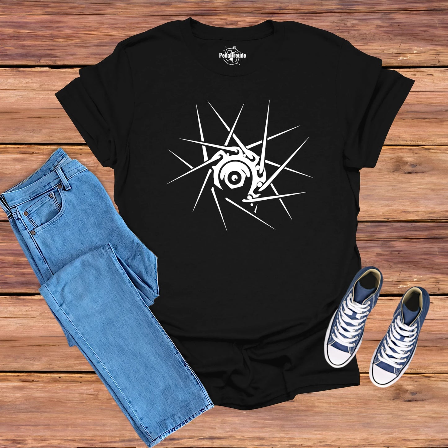 T-Shirt mit Nabendesign in Kombination mit Jeans und Sneakern – modernes Fahrradshirt als Teil eines lässigen Outfits