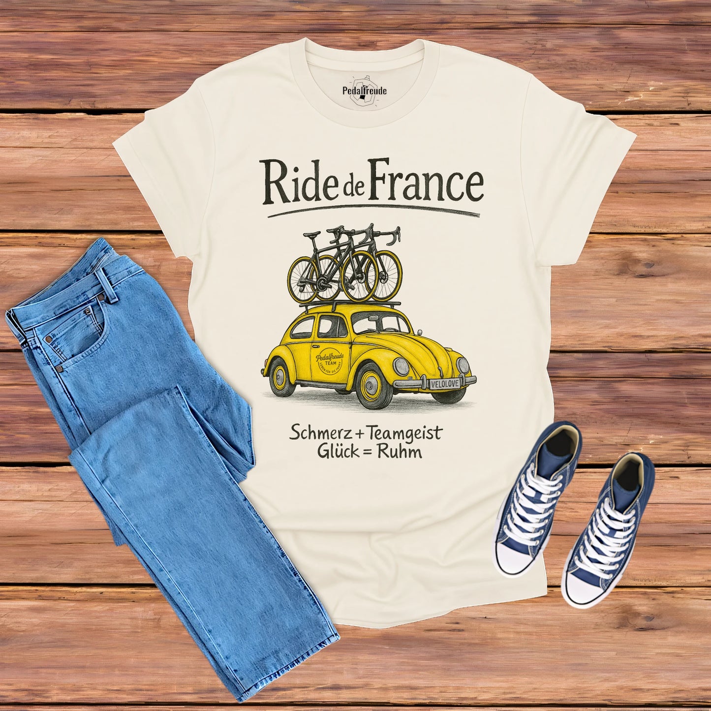 Ride de France T-Shirt mit gelbem VW Käfer, zwei Rennrädern und Retro Fahrrad-Design, perfekt für Bike-Fans