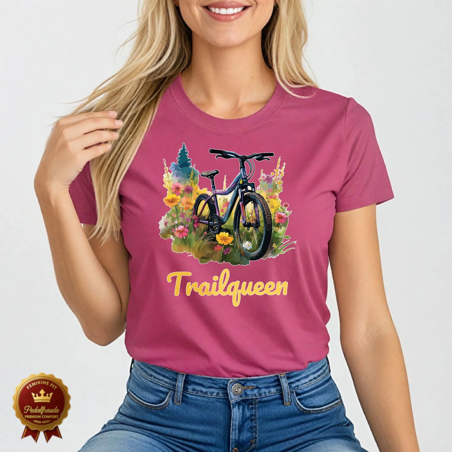 MTB Damen T-Shirt in Vintage Pink – Retro Blumenmotiv mit Fahrrad und "Trailqueen" Schriftzug – Ideal für leidenschaftliche Mountainbikerinnen und Naturfans.