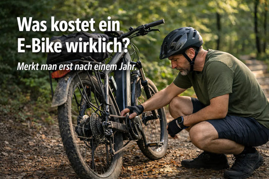 E-Bike Fahrer prüft Kette und Antrieb seines Fahrrads im Wald – typische Wartung und laufende Kosten eines E-Bikes
