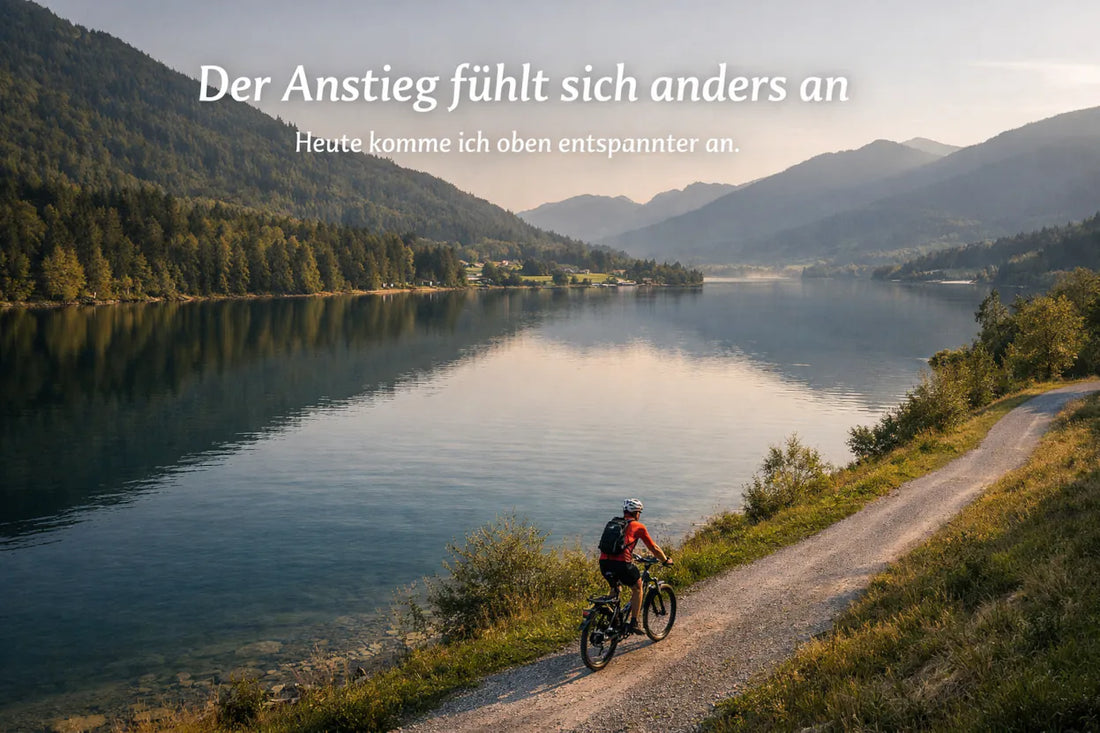 Mit dem E-Bike fühlt sich der Anstieg leichter an – Radfahrer am See auf entspannter Tour