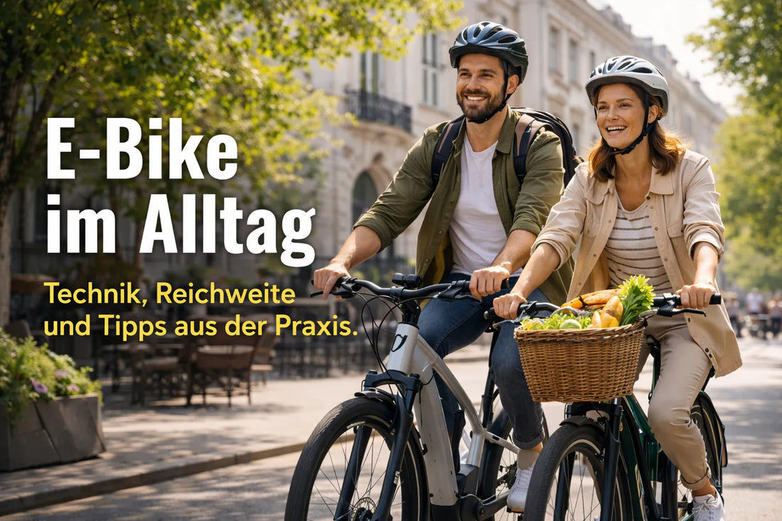 Paar fährt entspannt mit E-Bike durch eine Stadtstraße im Alltag – Beispiel für E-Bike Nutzung im Alltag