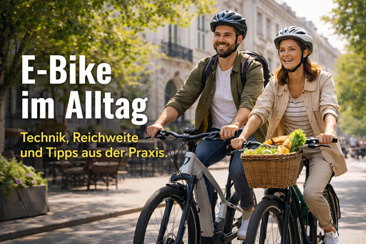 Paar fährt entspannt mit E-Bike durch eine Stadtstraße im Alltag – Beispiel für E-Bike Nutzung im Alltag