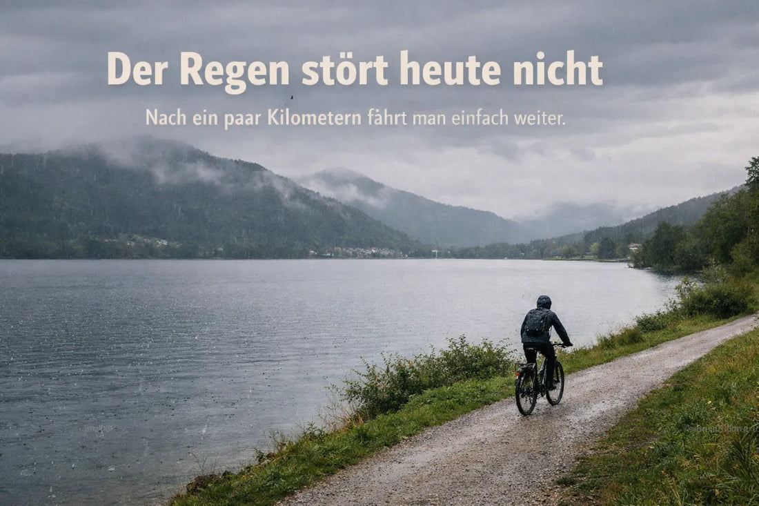 E-Bike Fahrer bei Regen auf Radweg am See während einer Fahrt im Alltag