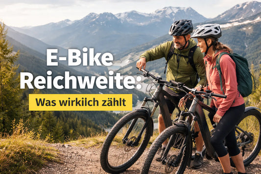 E-Bike Fahrer auf Bergtrail mit Blick auf Alpenlandschaft – E-Bike Reichweite und was im Alltag wirklich zählt