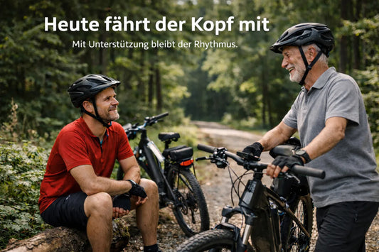 Zwei Männer mit E-Bikes im Wald bei Pause – entspanntes Fahrgefühl, E-Bike Unterstützung und Radfahren in der Natur