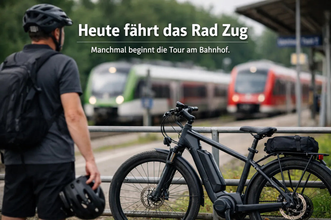 E-Bike Transport mit der Bahn – Radfahrer am Bahnhof mit E-Bike vor Regionalzug