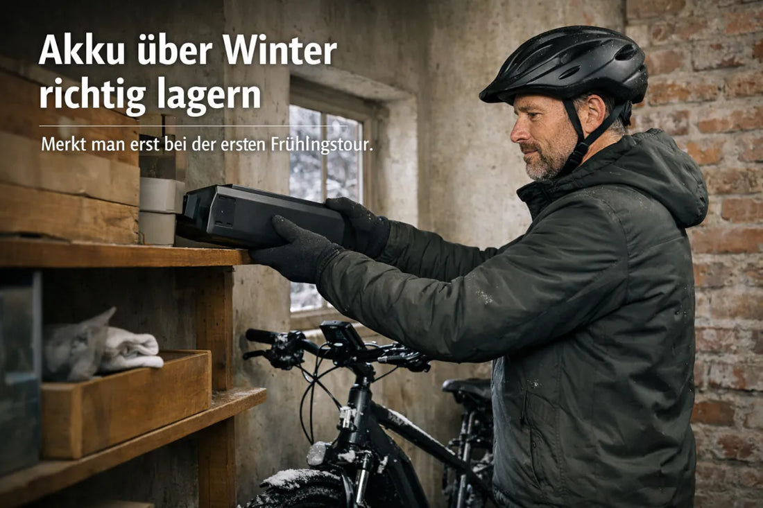 Fahrer lagert E-Bike Akku im Winter richtig im Keller – Akku aus dem Fahrrad entnommen zur Winterlagerung