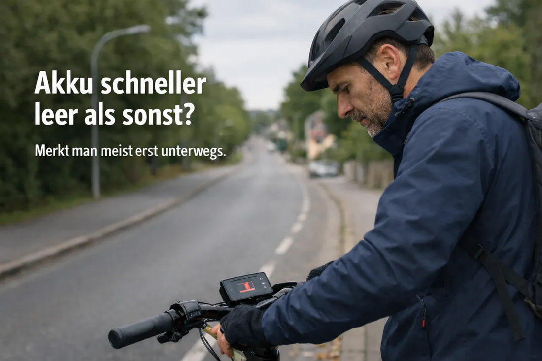 E-Bike Fahrer schaut auf Akku-Display während der Fahrt – Reichweite plötzlich schneller leer
