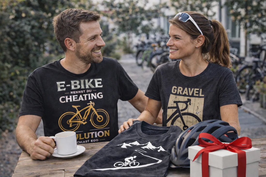 Lifestyle-Szene: Paar im Café nach der Radtour, gefaltetes Fahrrad-T-Shirt als Geschenk auf dem Tisch mit sichtbarem Print.
