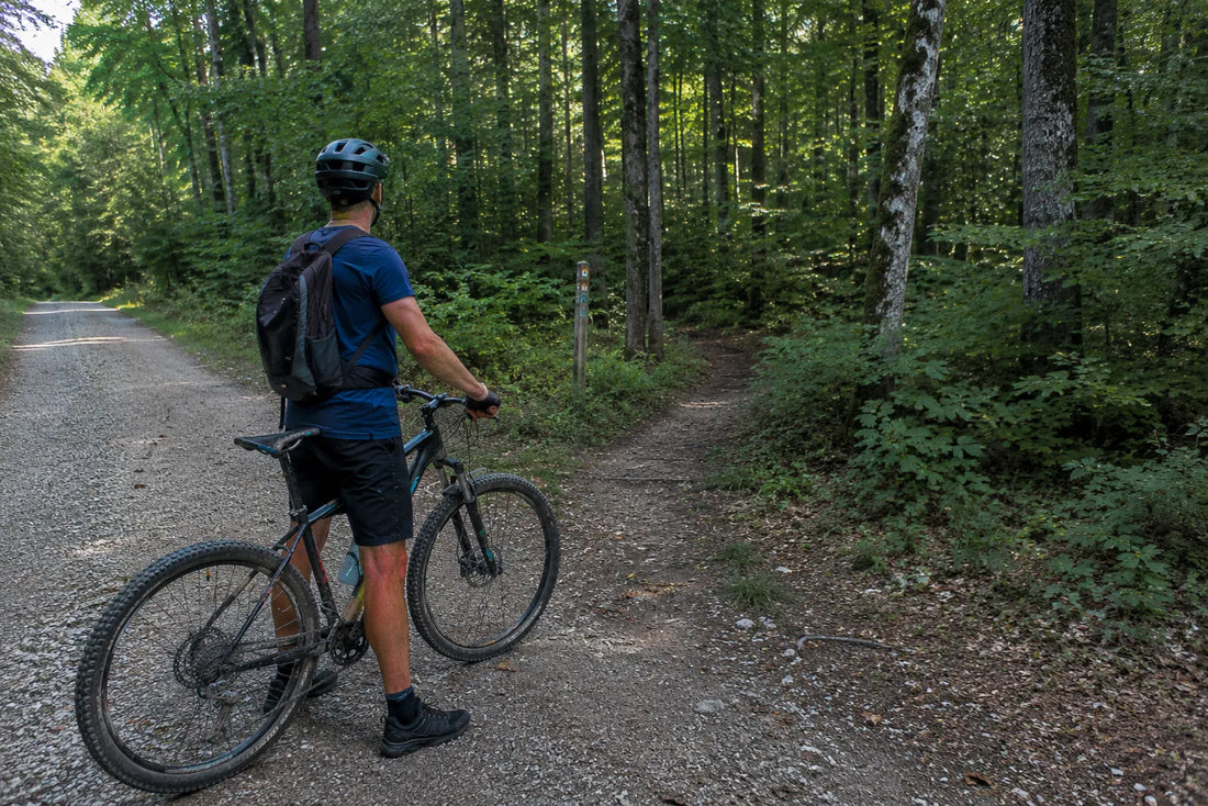 Mountainbike-Anfänger mit Hardtail an einer ruhigen Weggabelung im Wald