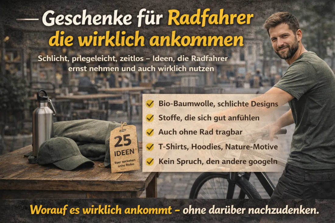 Urbanes Café-Setting mit Radfahrer am Fahrrad und Geschenkideen auf dem Tisch (T-Shirt/Hoodie, Flasche, Cap) – Hero-Bild für „Geschenke für Radfahrer, die wirklich ankommen“.