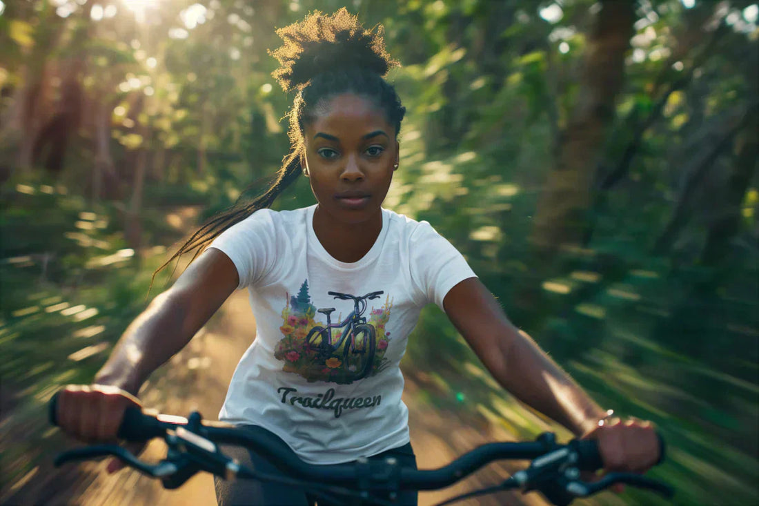 Frau fährt Mountainbike mit Pedalfreude Trailqueen T-Shirt – Freiheit, Fokus und Natur erleben