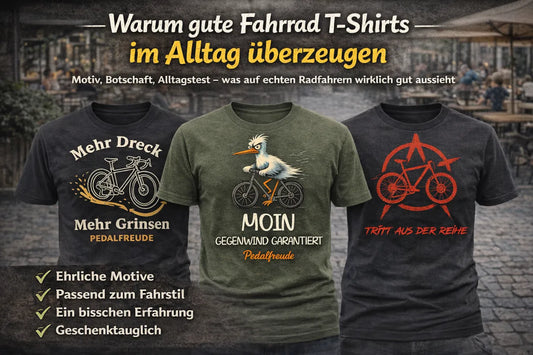 Drei Fahrrad-T-Shirts mit Pedalfreude-Motiven (Mehr Dreck, Moin Gegenwind, Tritt aus der Reihe) vor urbaner Café-Kulisse – Hero-Bild zum Thema ehrliche, alltagstaugliche Bike-Designs.