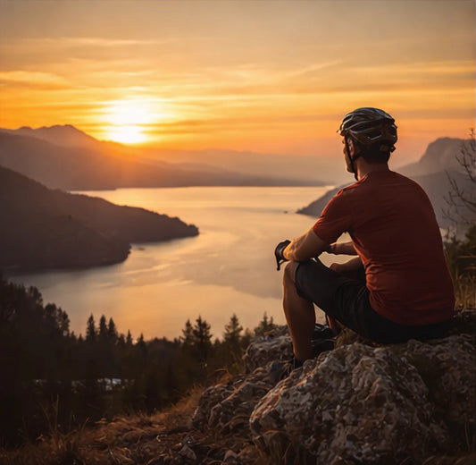 Radfahrer genießt den Sonnenuntergang am See – Radfahren als Lebensstil und mentale Auszeit