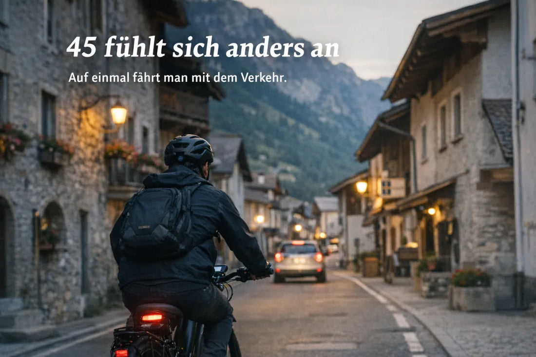 S-Pedelec Fahrer fährt mit hoher Geschwindigkeit durch eine Stadtstraße im Verkehr