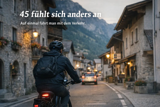 S-Pedelec Fahrer fährt mit hoher Geschwindigkeit durch eine Stadtstraße im Verkehr