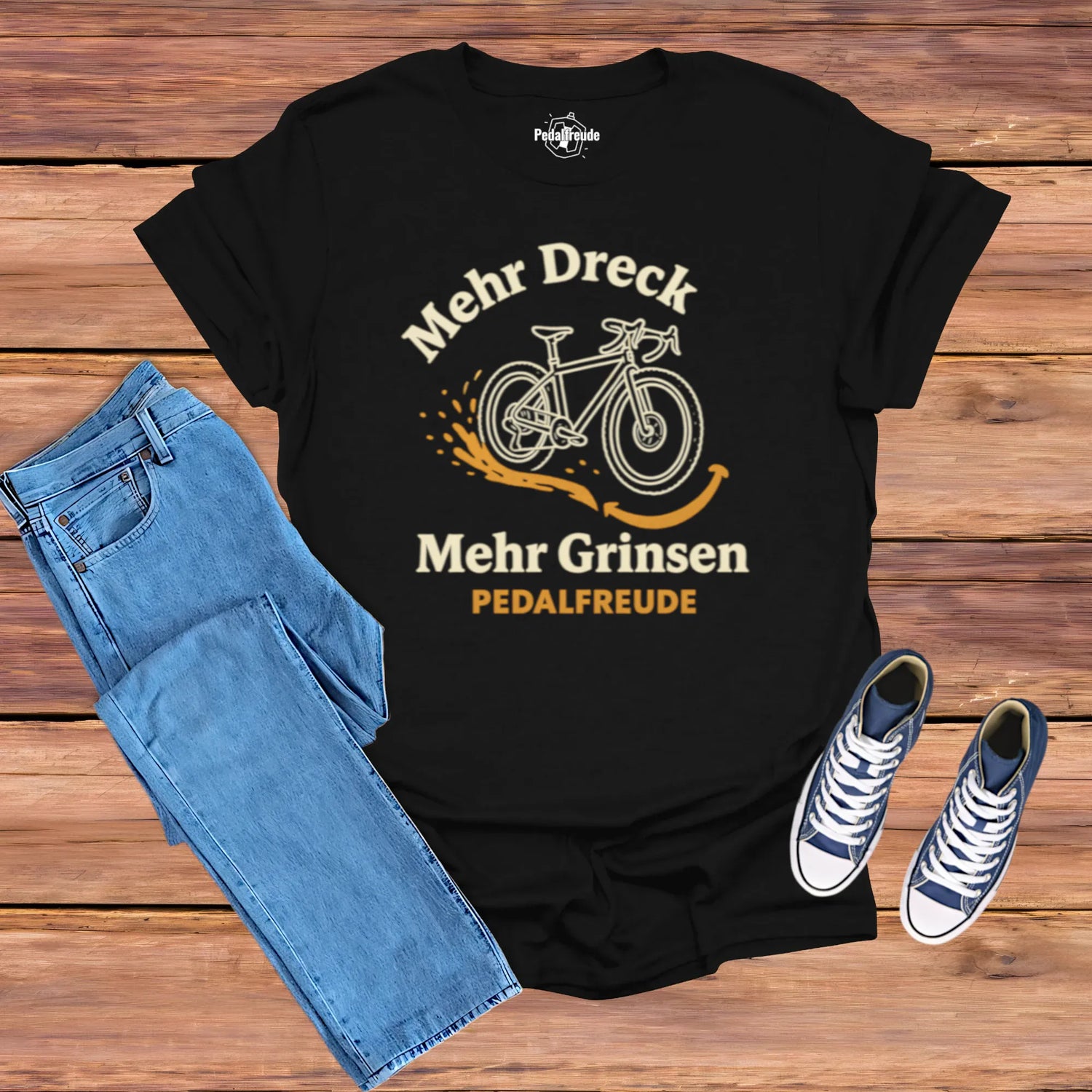 Gravel T-Shirts von Pedalfreude – schwarzes T-Shirt mit Fahrradmotiv „Mehr Dreck Mehr Grinsen“