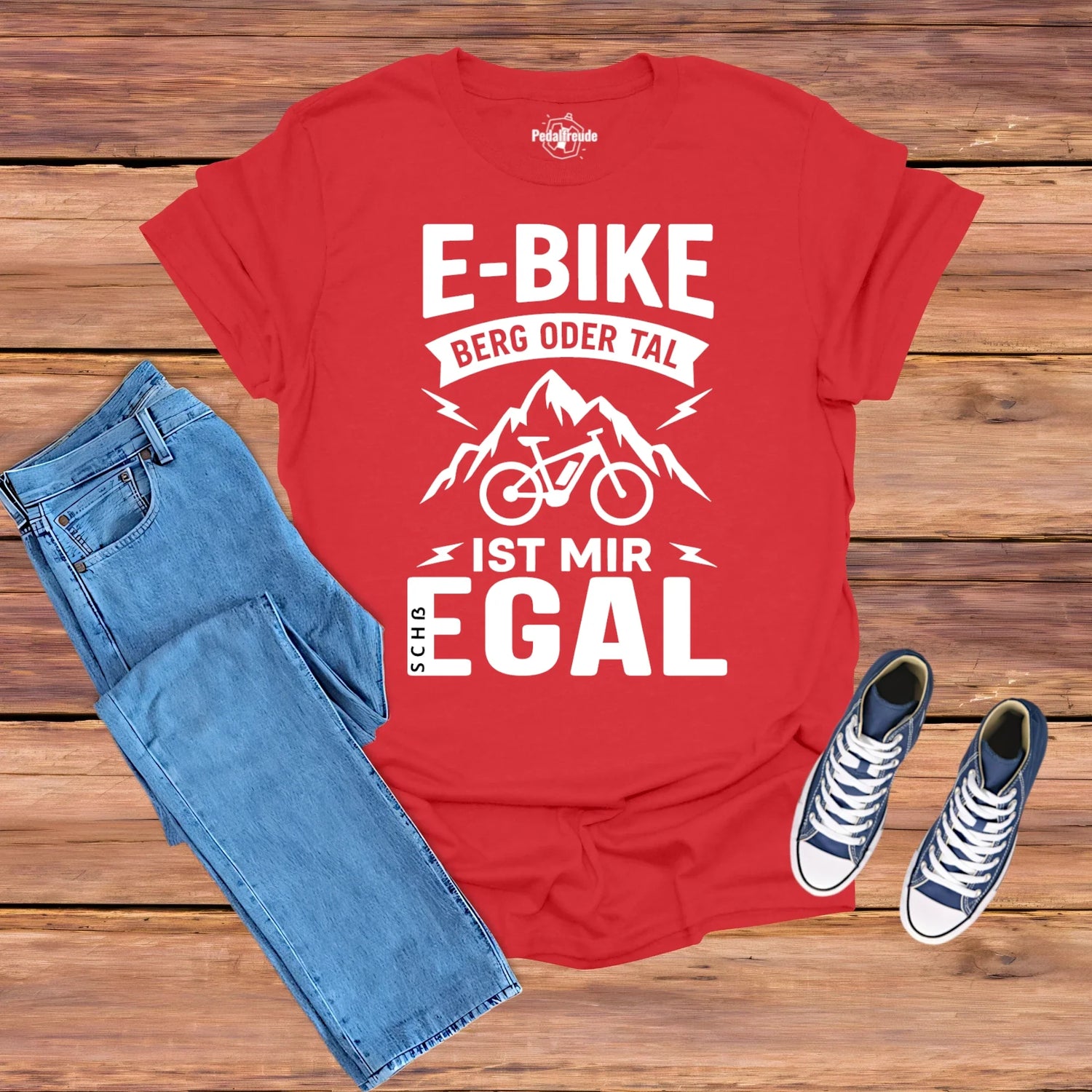 Rotes Pedalfreude E-Bike T-Shirt mit Spruch „Berg oder Tal – ist mir egal“ und Berg-E-Bike Motiv.