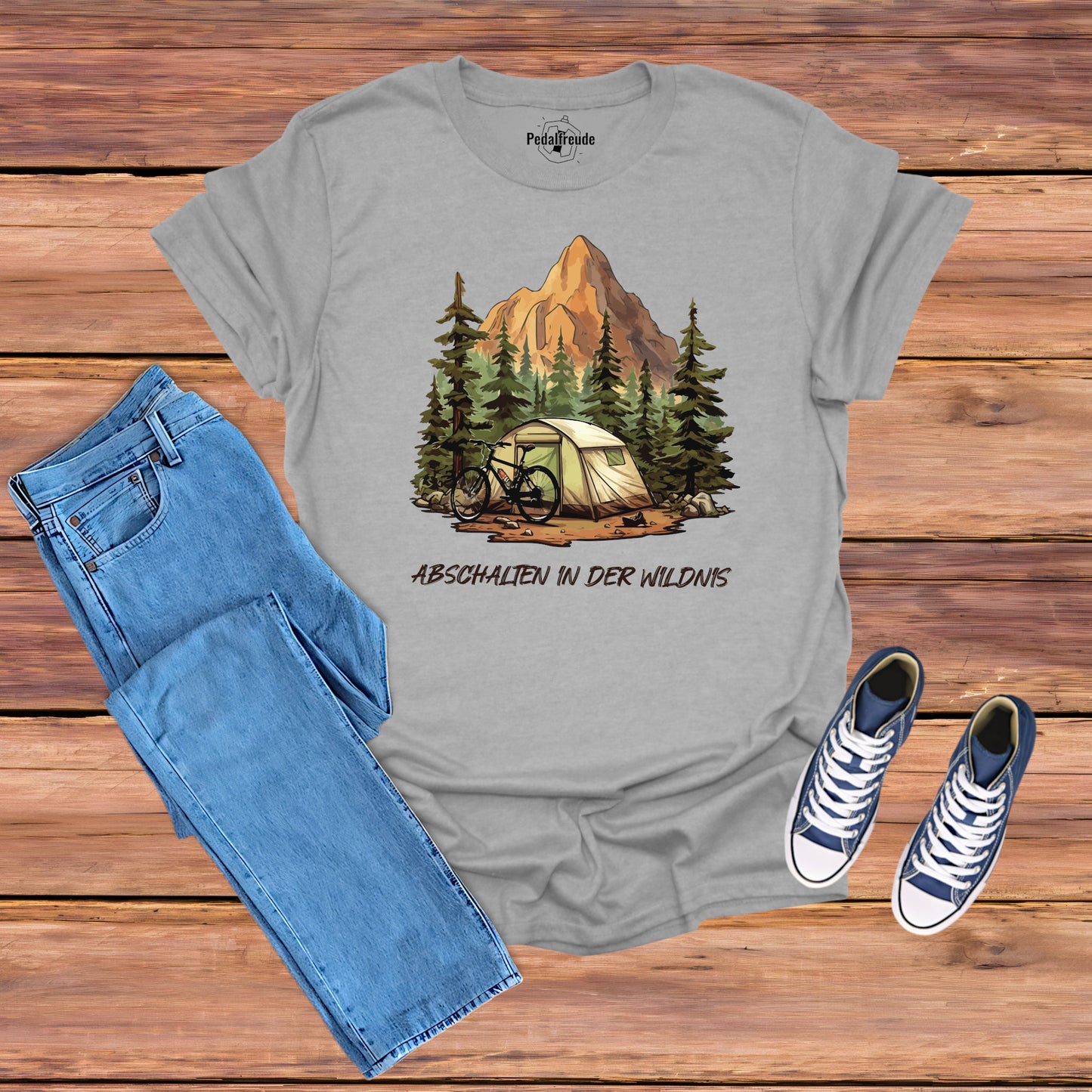 T-Shirt mit einer Illustration eines Zelts, Fahrrads und einer Berglandschaft. Perfekt für Outdoor-Liebhaber, die Ruhe und Natur genießen möchten.