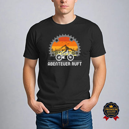 Abenteuer Ruft T-Shirt – Mountainbike Design mit Zahnkranz und Berglandschaft