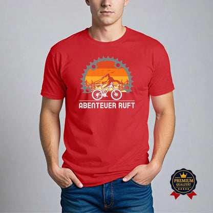 Abenteuer Ruft T-Shirt – Mountainbike Design mit Zahnkranz und Berglandschaft