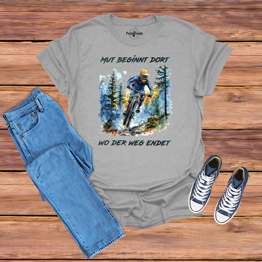 Mountainbike T-Shirt mit Illustration eines Downhill-Bikers in einer Waldlandschaft. Perfekt für Abenteuerlustige und Outdoor-Enthusiasten, mit hochwertigem Druck.