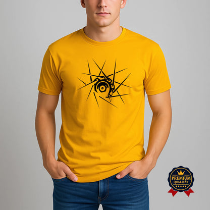 Mann trägt gelbes Pedalfreude T-Shirt mit schwarzem Nabenkern-Design, Premium Qualität, Studioaufnahme