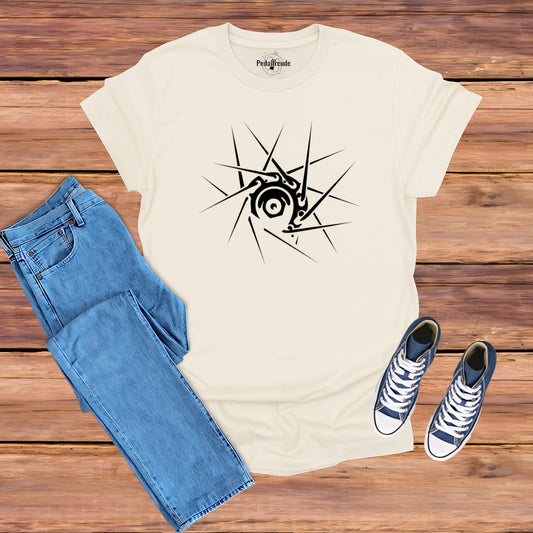 Vintage White Pedalfreude T-Shirt mit schwarzem Nabenkern-Design, flach fotografiert auf Holzuntergrund mit Jeans und Sneakers