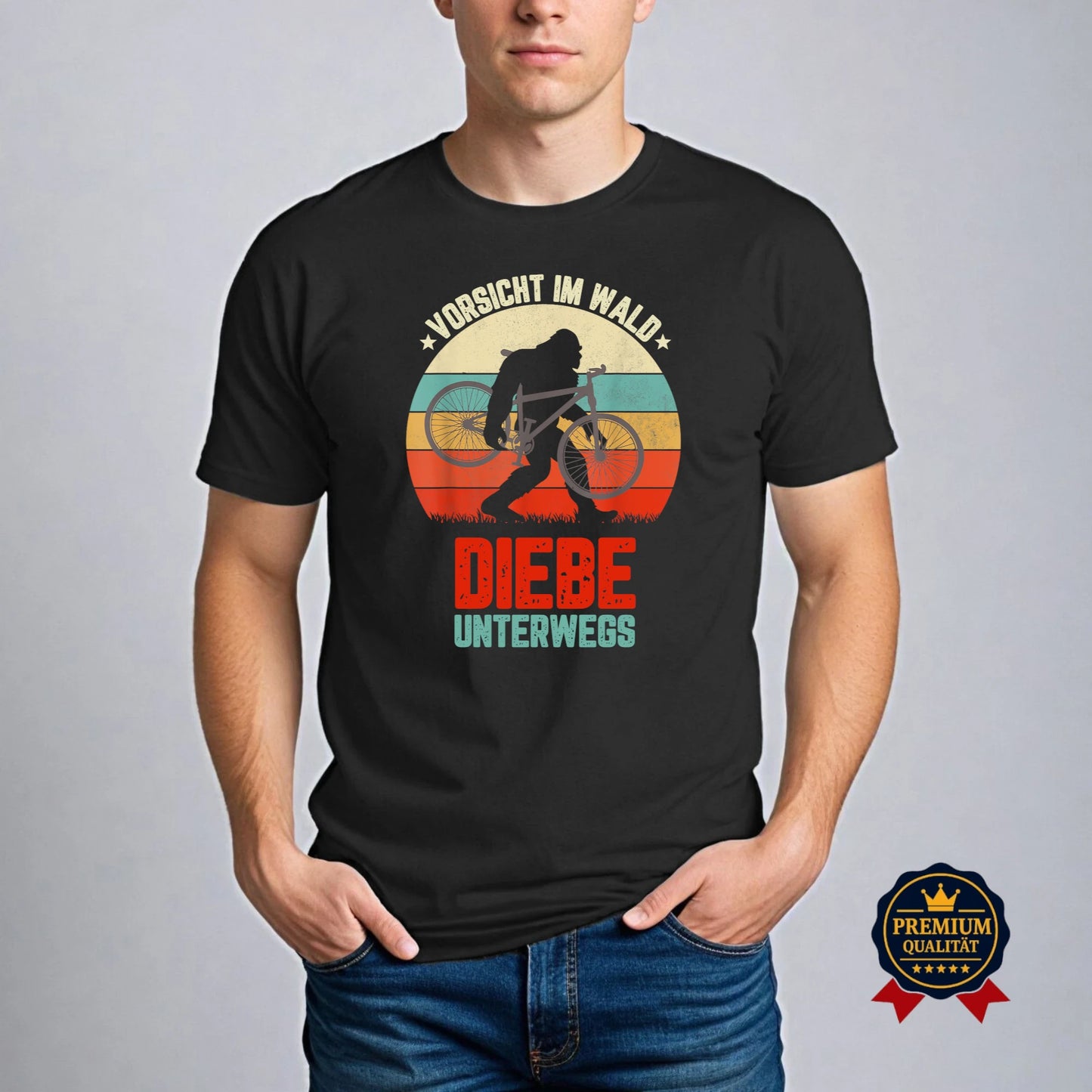 Model trägt schwarzes Fahrrad-T-Shirt mit Retro-Motiv „Vorsicht im Wald – Diebe unterwegs“, Bigfoot-Silhouette mit Fahrrad, Premium-Qualität.