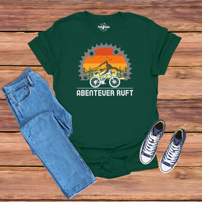 Abenteuer Ruft T-Shirt – Mountainbike Design mit Zahnkranz und Berglandschaft