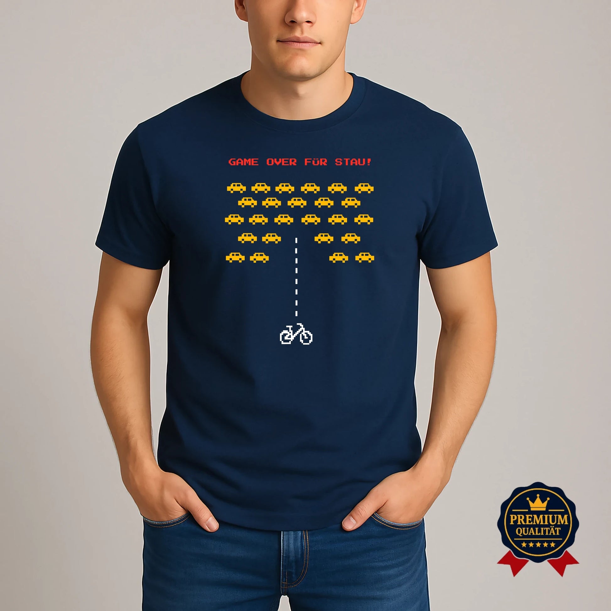 Dunkelblaues T-Shirt mit Auto Invaders Design "Game Over für Stau" – Retro Pixel-Art, perfekt für Fahrrad- und Gaming-Fans.