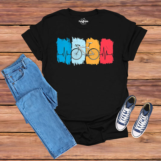 Hero-Mockup eines schwarzen Fahrrad T-Shirts mit buntem Herzschlag-Design – für Radfahrer mit Leidenschaft.