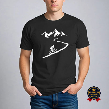Schwarzes Fahrrad T-Shirt mit Radfahrer auf kurviger Bergstraße und Alpenmotiv – Premium Bio-Shirt getragen von Mann im Casual Outfit