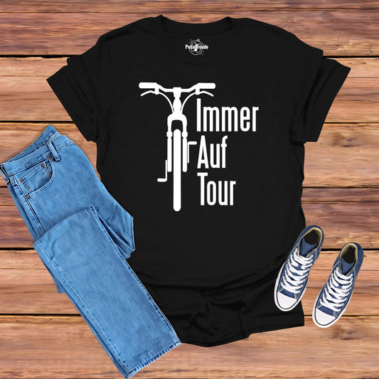 Immer Auf Tour – Fahrrad T-Shirt für Radfahrer in Schwarz, Navy & Rot