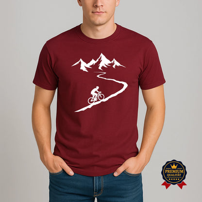 Burgundy Fahrrad T-Shirt mit Radfahrer auf kurviger Bergstraße und Alpenmotiv – Premium Bio-Shirt getragen von Mann im Casual Outfit