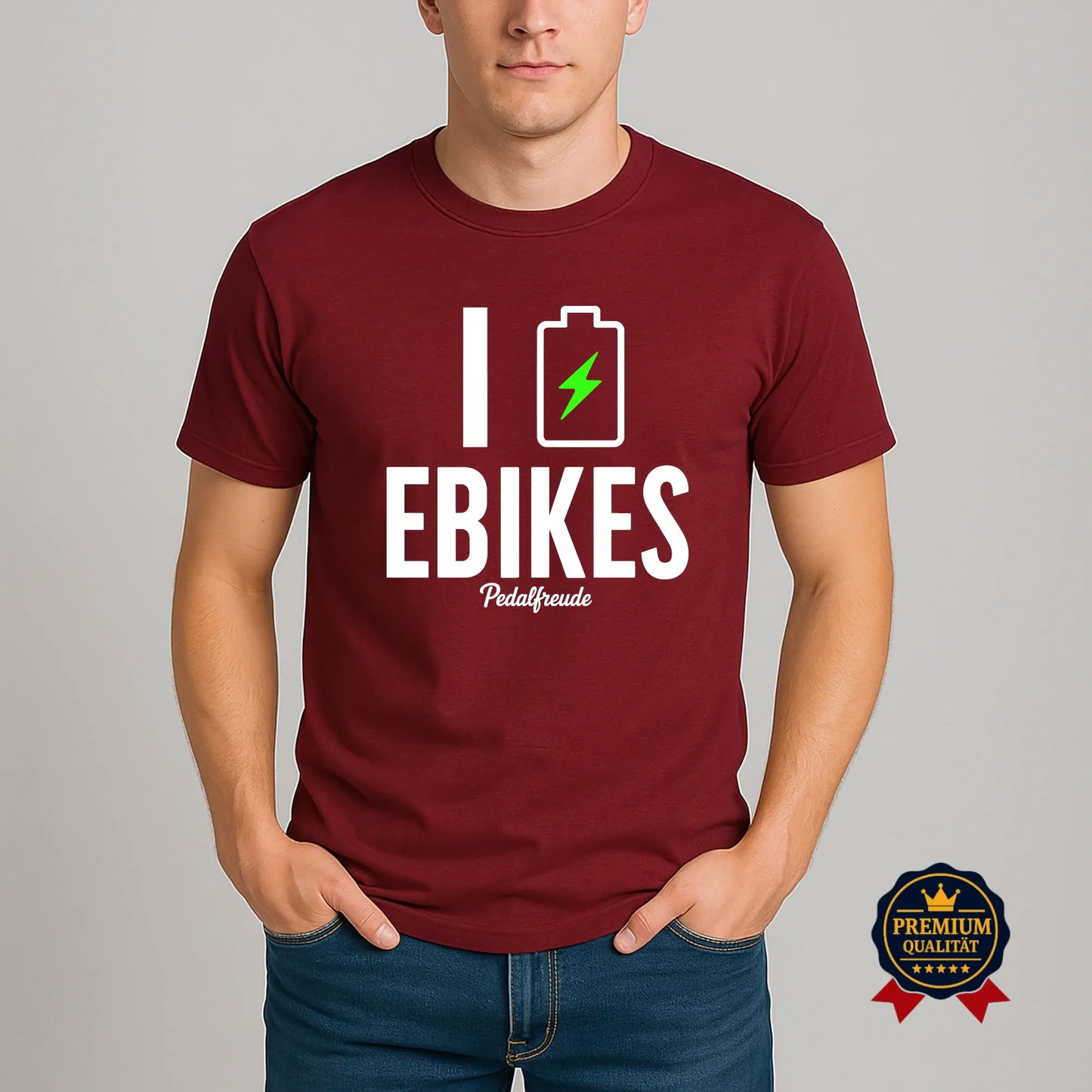 Burgundyfarbenes E-Bike T-Shirt von Pedalfreude mit Batterie-Icon und grünem Blitz am Model getragen