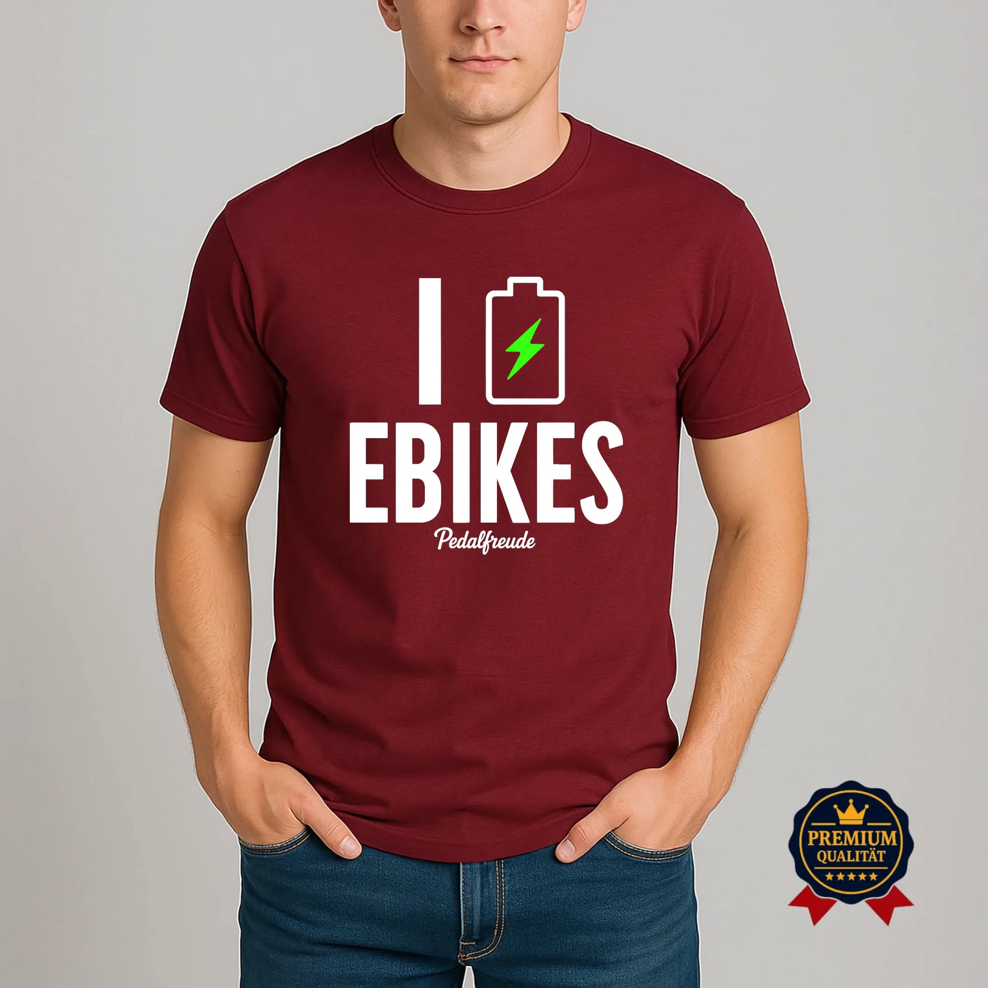 Burgundyfarbenes E-Bike T-Shirt von Pedalfreude mit Batterie-Icon und grünem Blitz am Model getragen