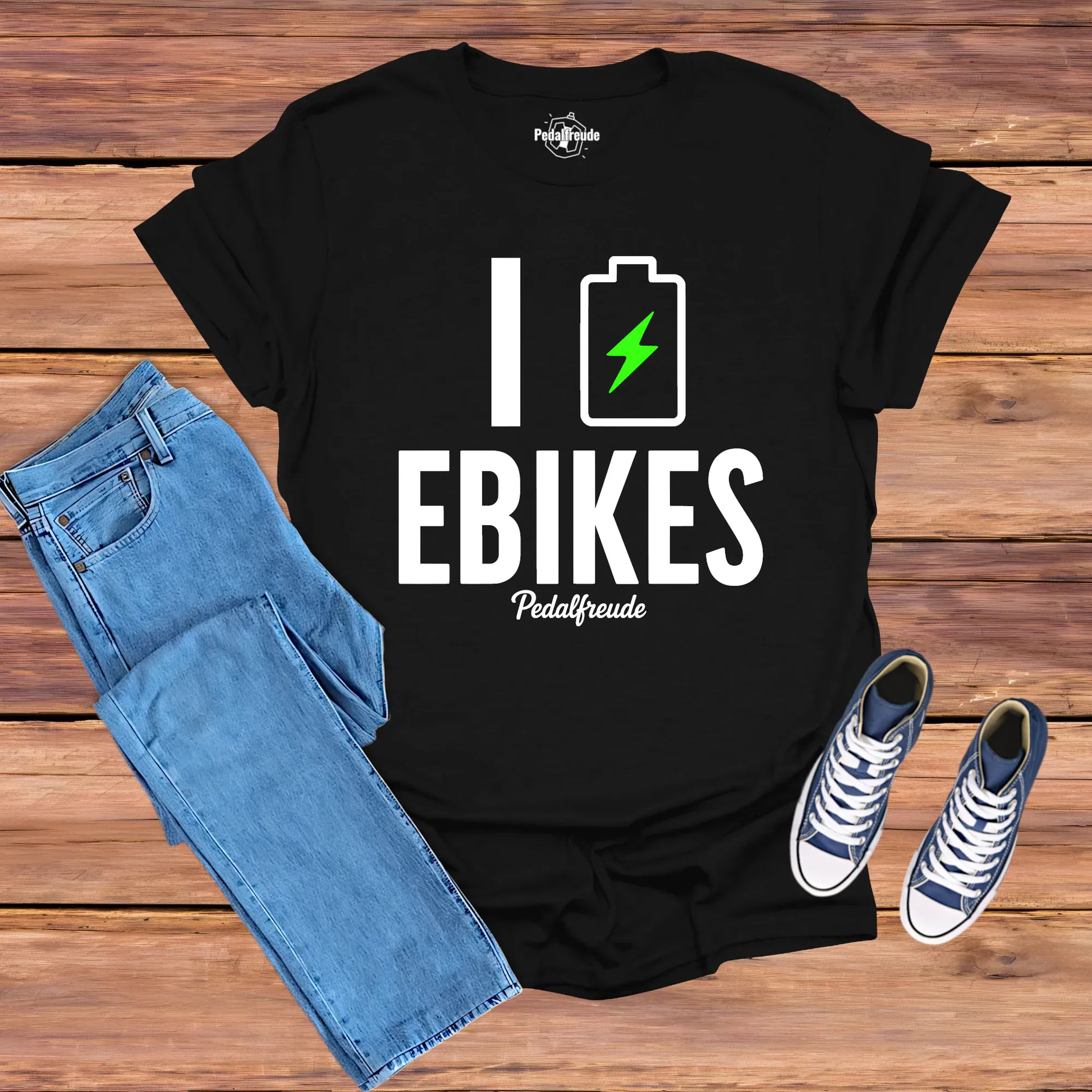 Schwarzes E-Bike T-Shirt mit Batterie-Icon und grünem Blitz im minimalistischen Design von Pedalfreude