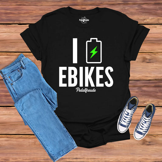 Schwarzes E-Bike T-Shirt mit Batterie-Icon und grünem Blitz im minimalistischen Design von Pedalfreude