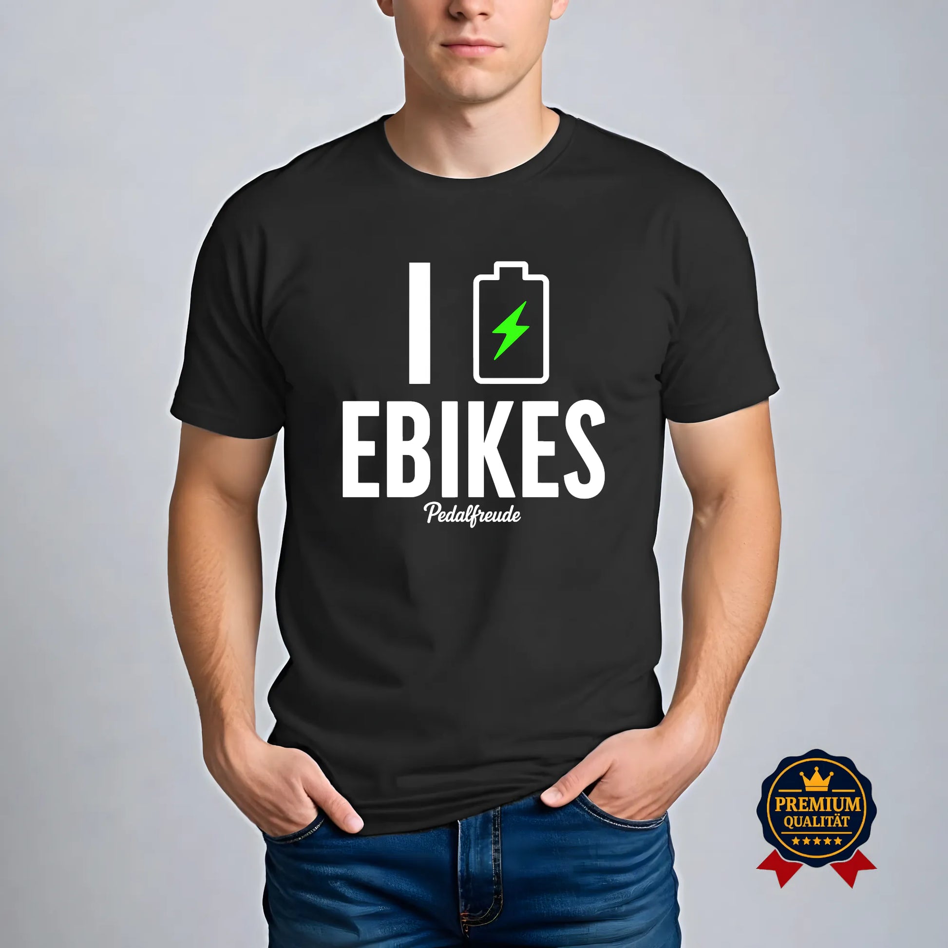 Schwarzes E-Bike T-Shirt von Pedalfreude mit Batterie-Icon und grünem Blitz am Model getragen