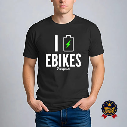 Schwarzes E-Bike T-Shirt von Pedalfreude mit Batterie-Icon und grünem Blitz am Model getragen