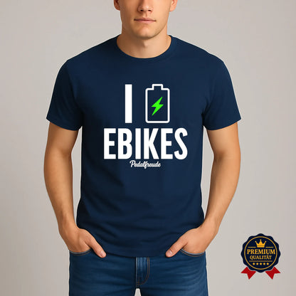 Navyfarbenes E-Bike T-Shirt von Pedalfreude mit Batterie-Icon und grünem Blitz am Model getragen