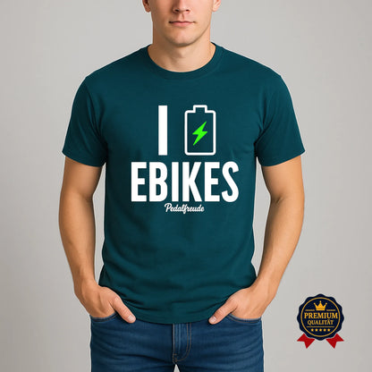 Stargazerfarbenes E-Bike T-Shirt von Pedalfreude mit Batterie-Icon und grünem Blitz am Model getragen